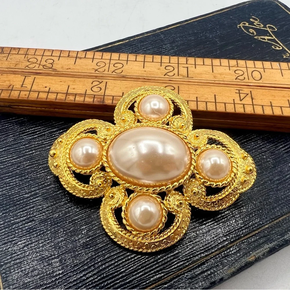 Vintage LR LADY REMINGTON large gold and faux pearl brooch chunky beautiful!